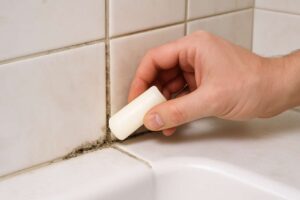 Strofina mezza candela sulle fughe delle piastrelle: il rimedio definitivo contro la muffa.