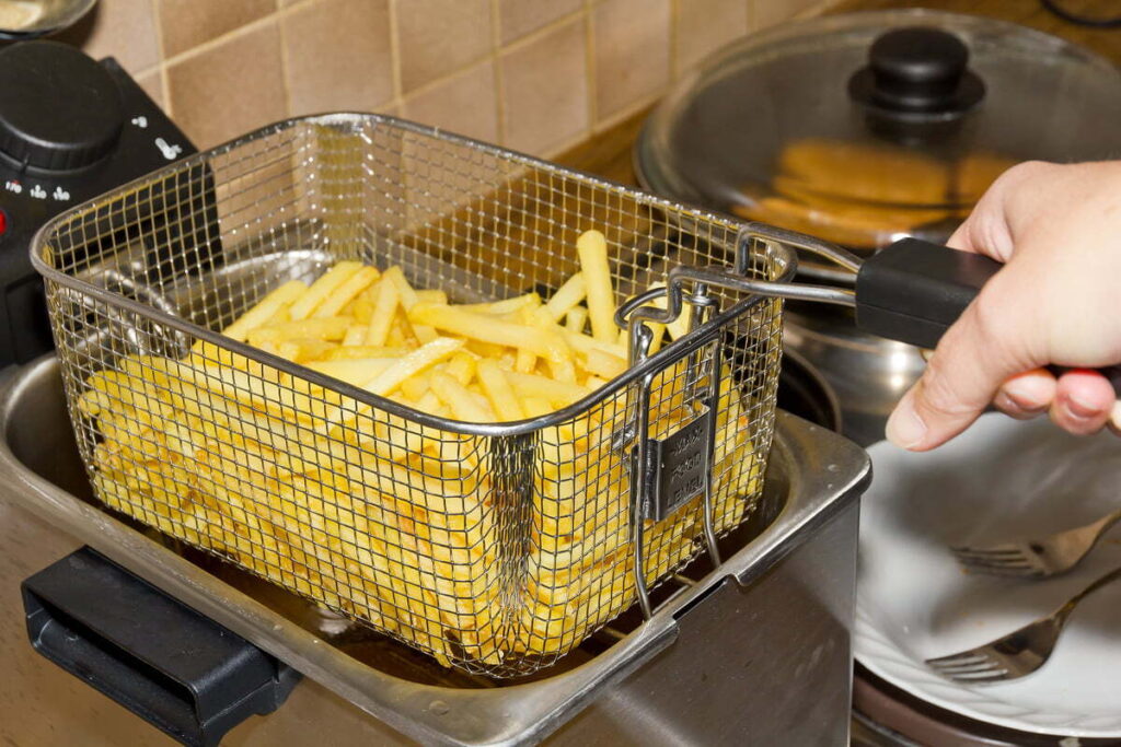 Pulire i cestelli della friggitrice ad aria con il bicarbonato: il trucco per una cucina impeccabile che devi conoscere
